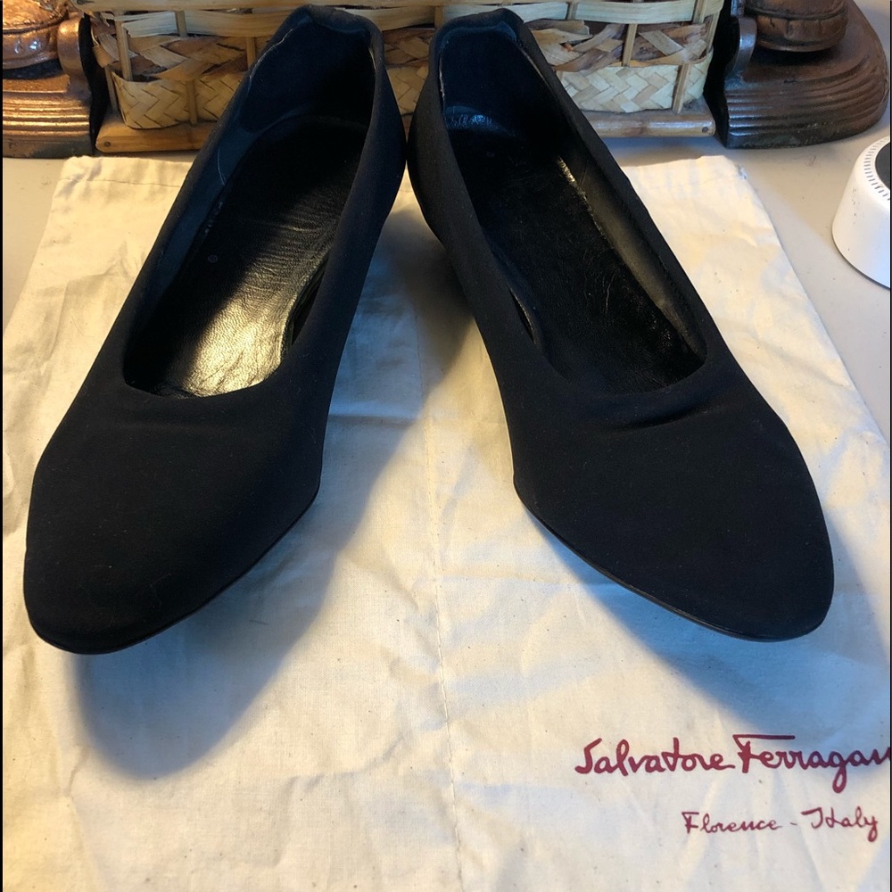 Gorgeous Ferragamo Black Pointy Toed Flats